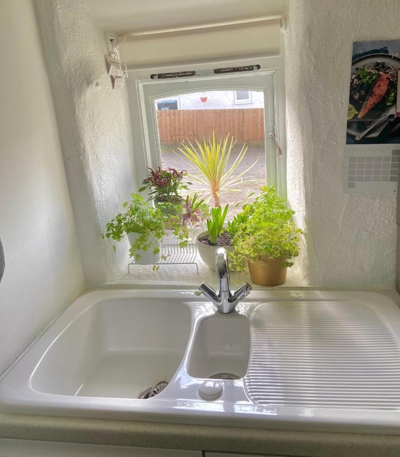 Idyllic Cornish Cottage, Superking Bed, Private Garden Dogs Welcome * Truro