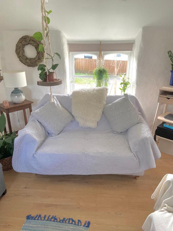 Idyllic Cornish Cottage, Superking Bed, Private Garden Dogs Welcome Holiday home Truro