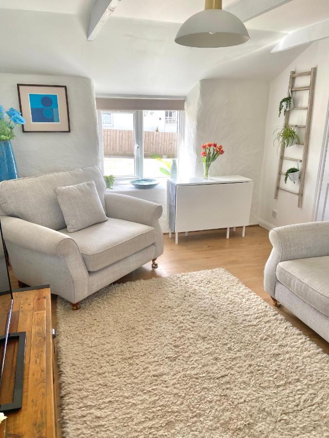Idyllic Cornish Cottage, Superking Bed, Private Garden Dogs Welcome Holiday home Truro