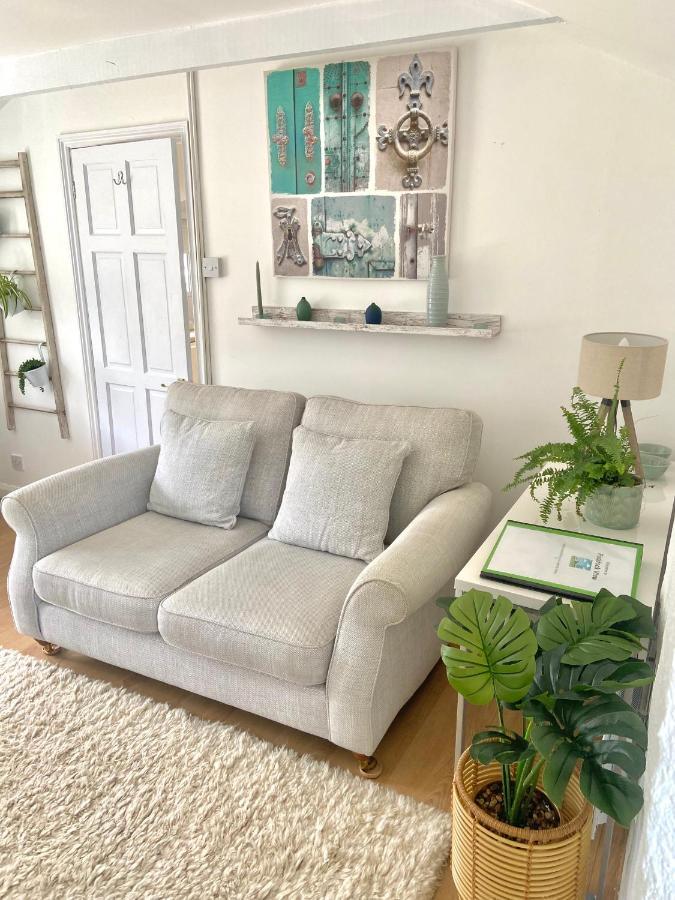 Idyllic Cornish Cottage, Superking Bed, Private Garden Dogs Welcome Holiday home Truro